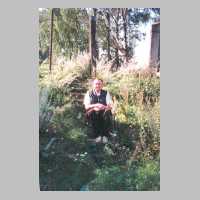 111-1048 Wehlau im Sommer 2000. Nach 64 Jahren sitzt Gerhard Reinhard wieder auf der Treppe der Pregelschleuse.jpg